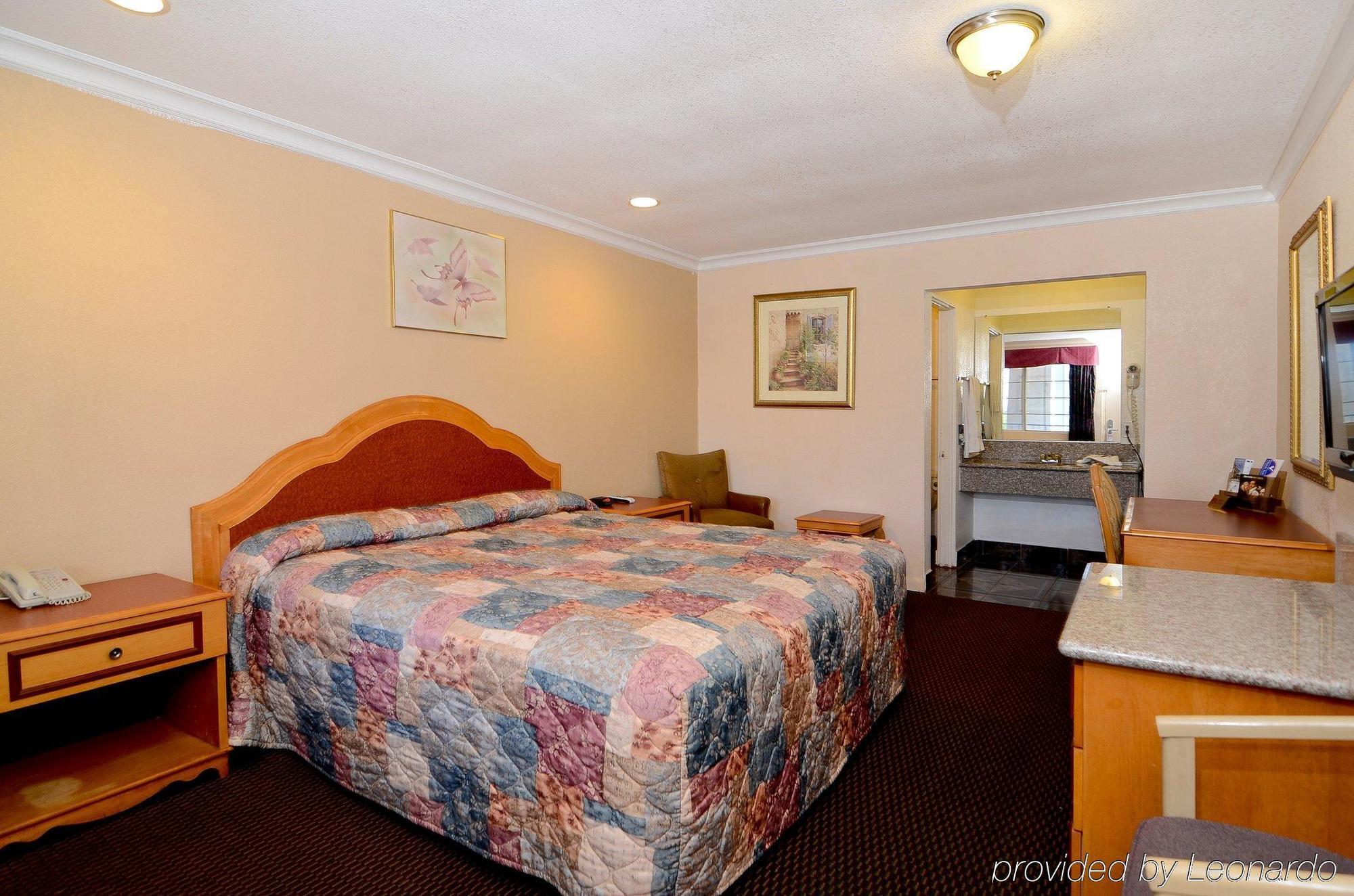 Americas Best Value Inn Corona Habitación foto