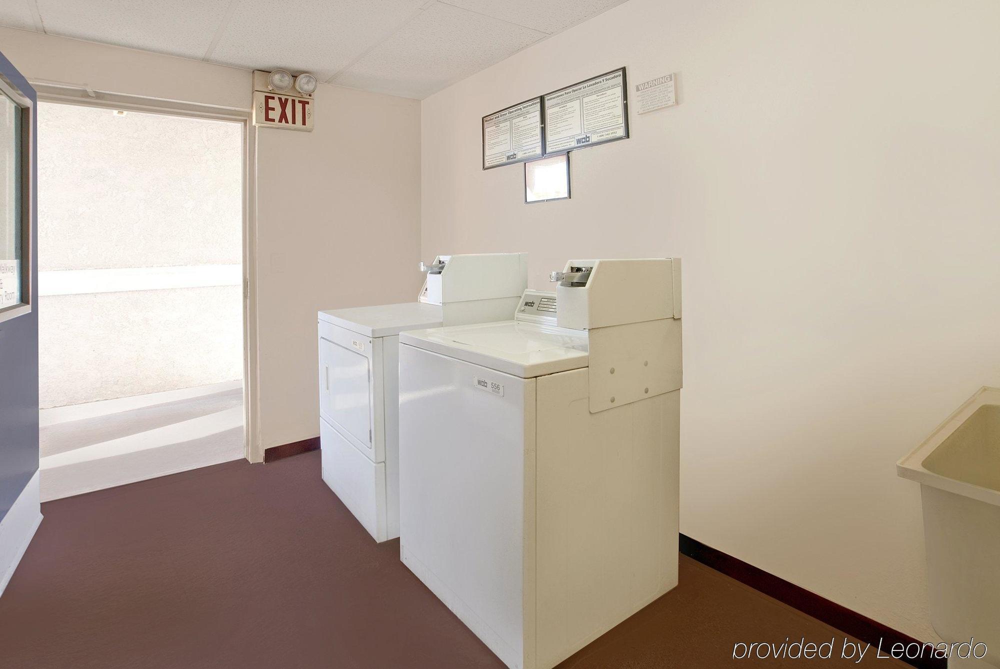 Americas Best Value Inn Corona Facilidades foto
